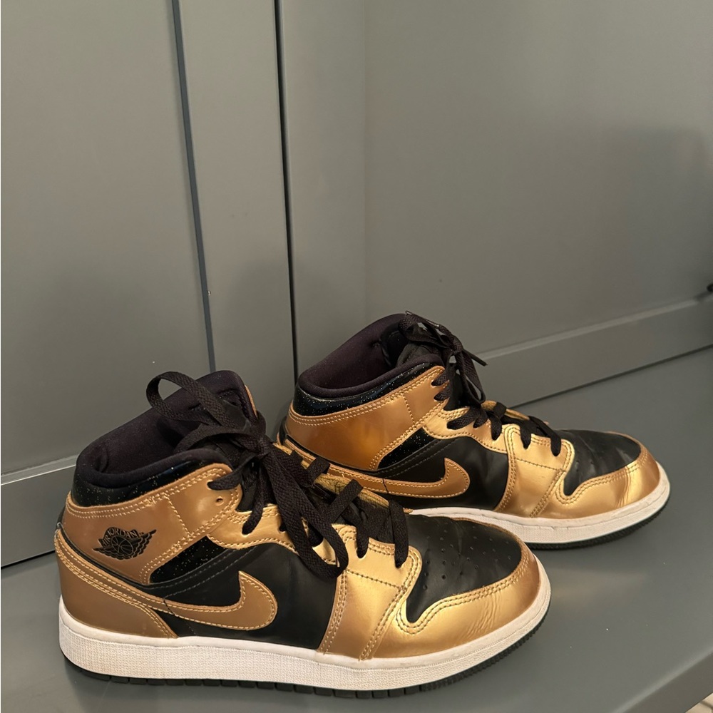Nike air black and gold size 6Y great condition!